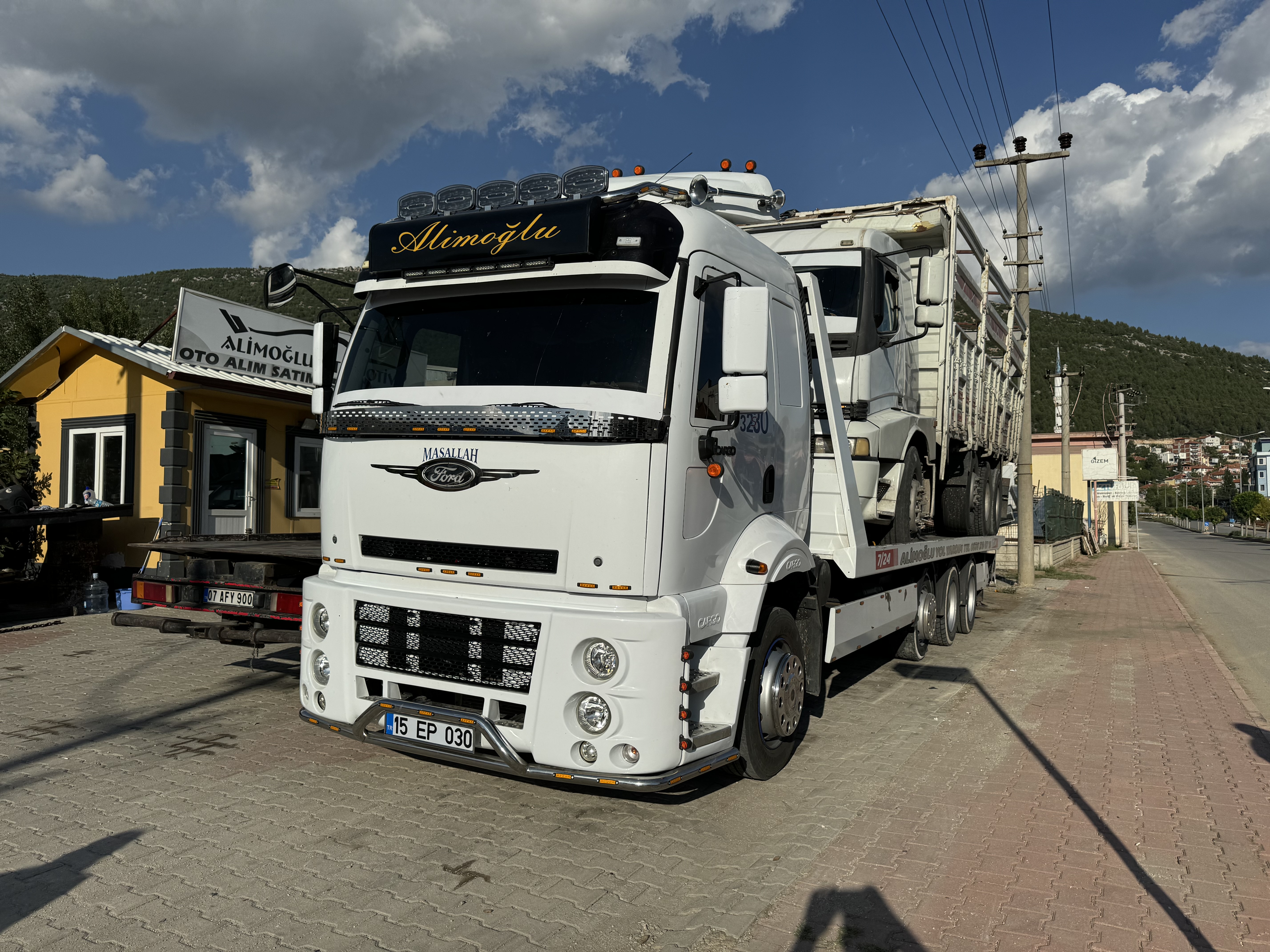 Bozulan vinç kamyonunun profesyonel çekiciyle taşınması.