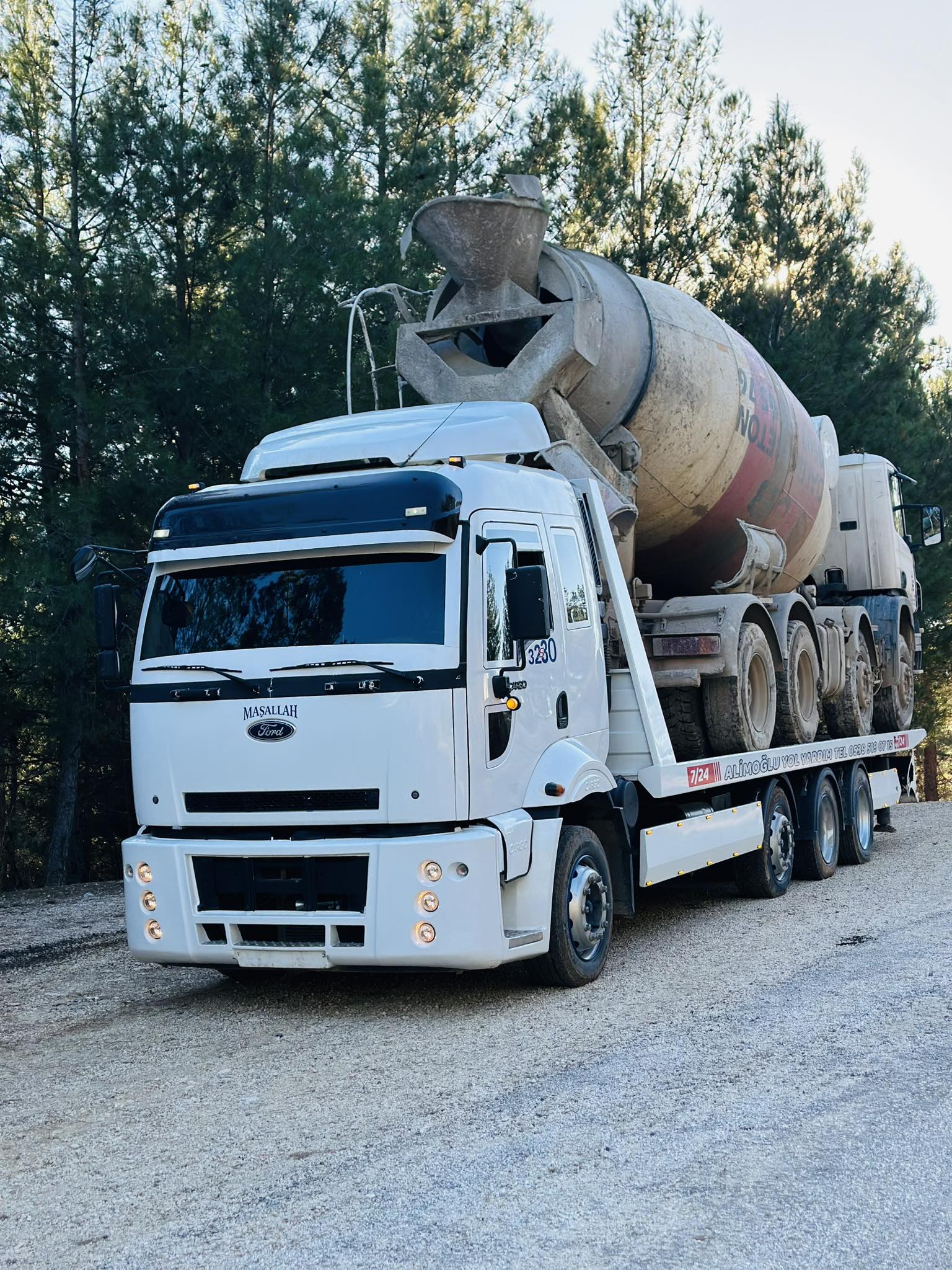 Arızalanan beton kamyonunun çekici ile servise taşınması.